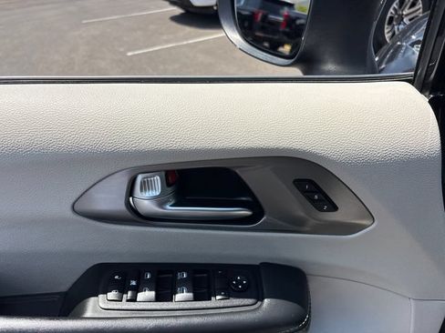 Used 2023 Chrysler Pacifica Touring-L FWD image 14