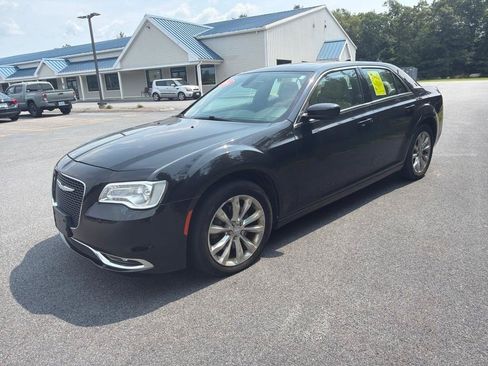 Used 2018 Chrysler 300 Touring L AWD/4WD image 2