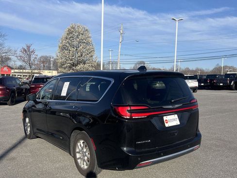 Used 2024 Chrysler Pacifica Touring-L image 6