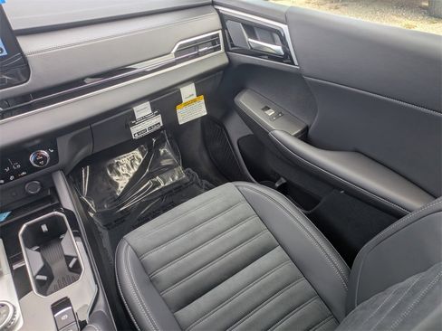 New 2025 Mitsubishi Outlander SE image 18