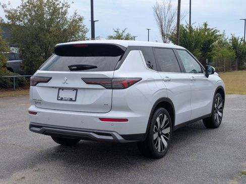 Used 2025 Mitsubishi Outlander SE FWD image 3