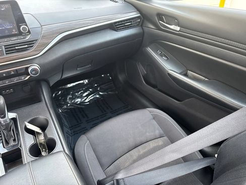 Used 2025 Nissan Altima 2.5 SV FWD image 26