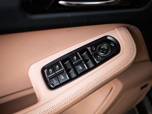 Certified 2024 Porsche Macan AWD/4WD image 22