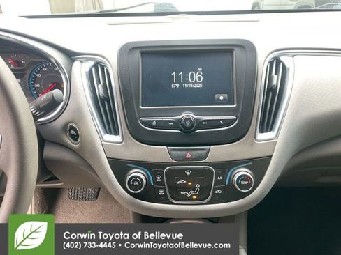 Used 2017 Chevrolet Malibu LT image 13