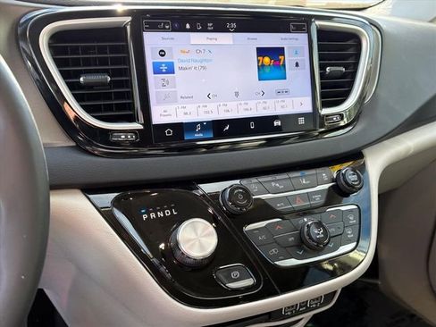 Used 2024 Chrysler Pacifica Touring-L image 9