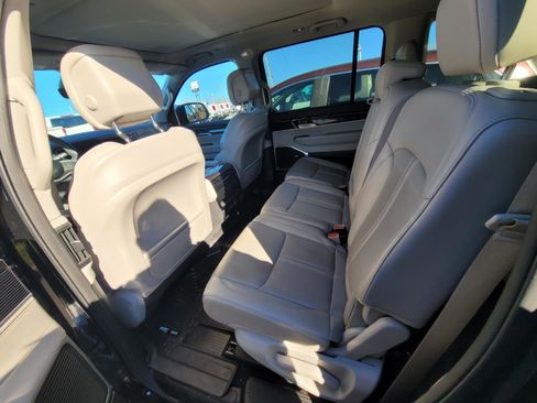 Used 2024 Jeep Wagoneer L 4WD w/ Premium Group I image 9