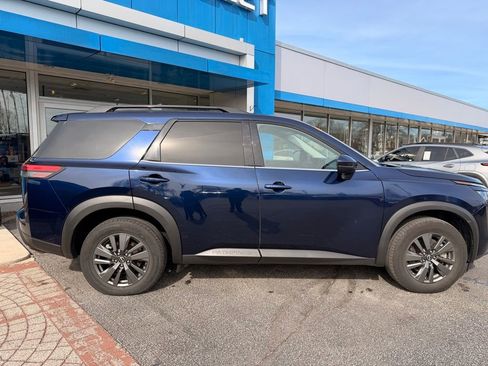 Used 2024 Nissan Pathfinder SV image 8