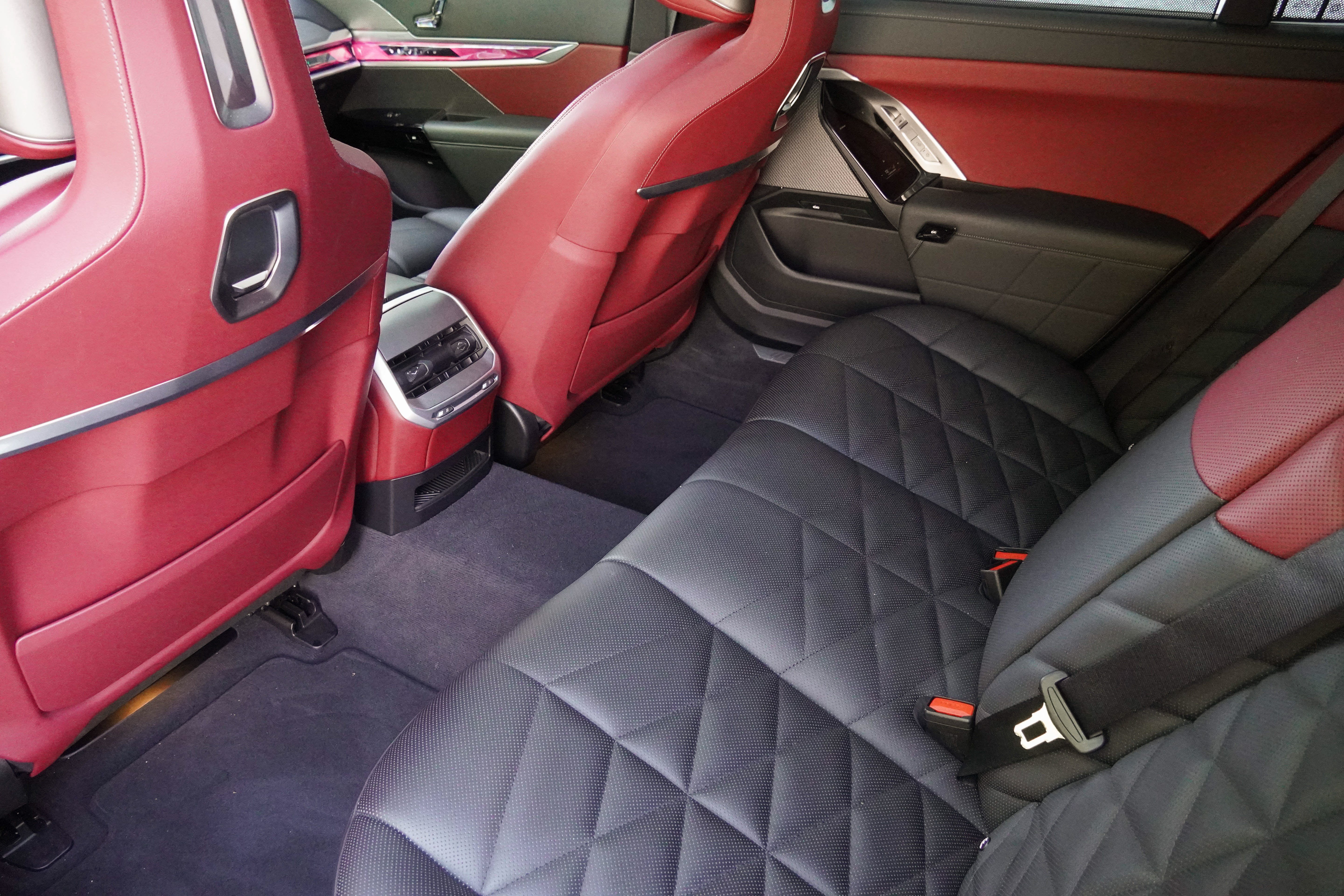 Certified 2024 BMW 740i RWD image 33