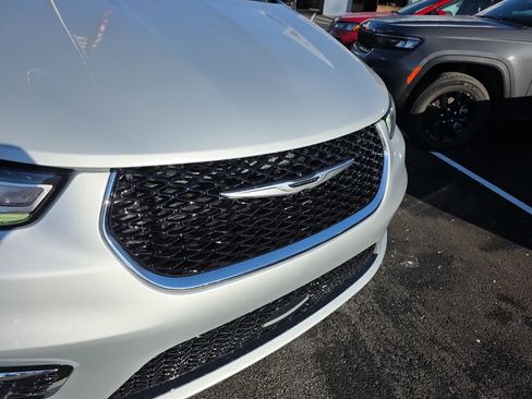 New 2026 Chrysler Pacifica Limited w/ Uconnect Theater Family Group image 27