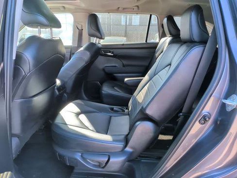 Certified 2024 Toyota Highlander XLE FWD image 9