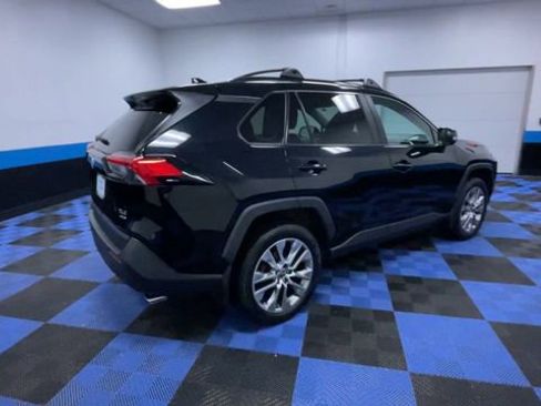 Used 2022 Toyota RAV4 XLE Premium image 8