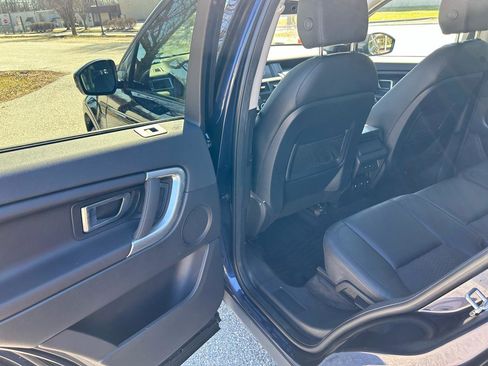 Used 2017 Land Rover Discovery Sport SE image 12