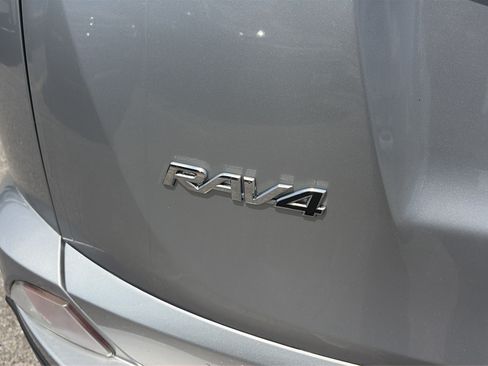 Used 2018 Toyota RAV4 XLE AWD/4WD image 11