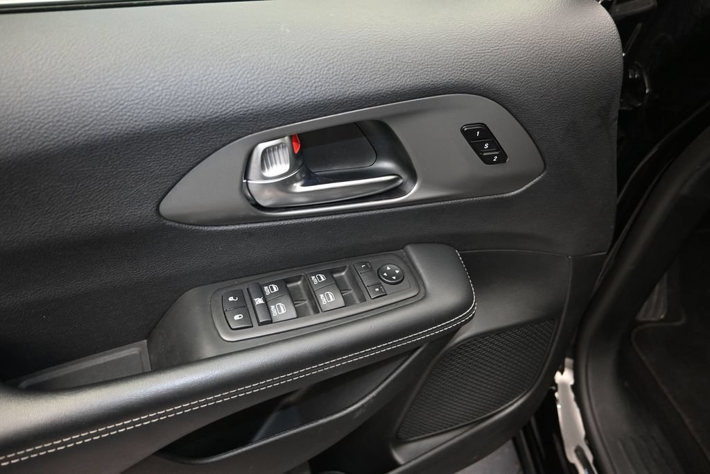 Used 2025 Chrysler Pacifica Select FWD image 11