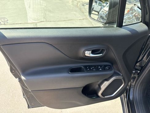 Used 2022 Jeep Renegade Latitude w/ Convenience Group AWD/4WD image 8