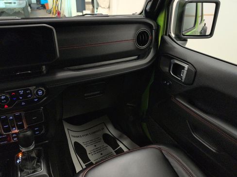 Used 2025 Jeep Gladiator Rubicon w/ Convenience Group image 13