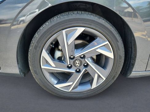 Used 2025 Hyundai Elantra Limited FWD image 14