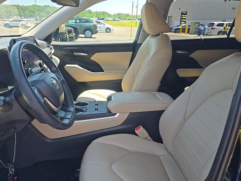 Used 2023 Toyota Highlander XLE AWD/4WD image 7