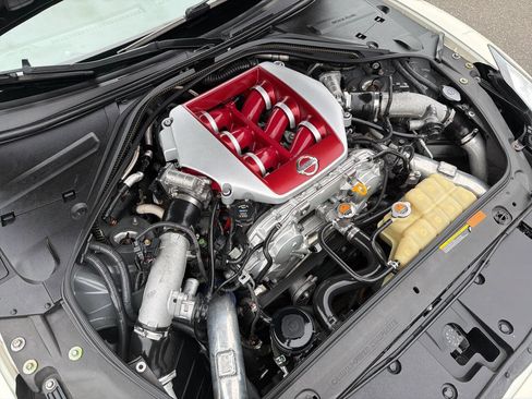 Used 2013 Nissan GT-R Premium image 22
