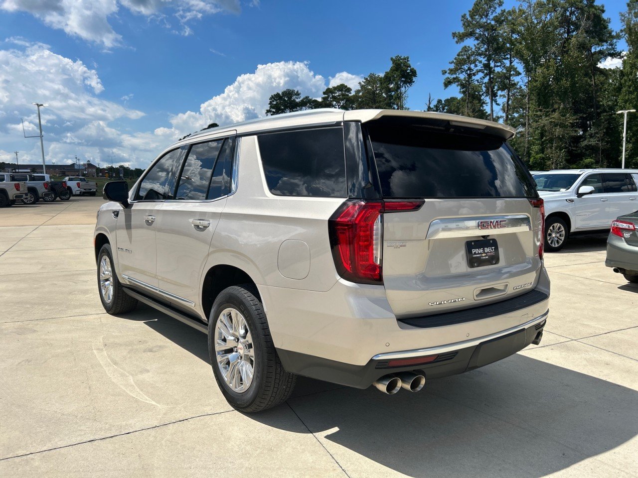 Used 2022 GMC Yukon Denali RWD image 4