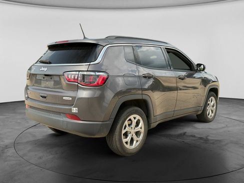 Used 2024 Jeep Compass Latitude AWD/4WD image 9