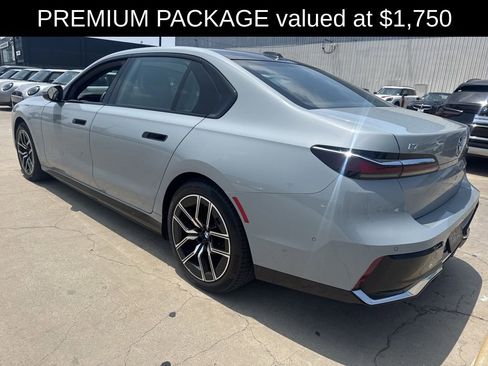 Used 2025 BMW i7 xDrive60 AWD/4WD image 3