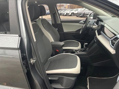 Used 2025 Volkswagen Taos SE w/ Panoramic Sunroof Package image 11