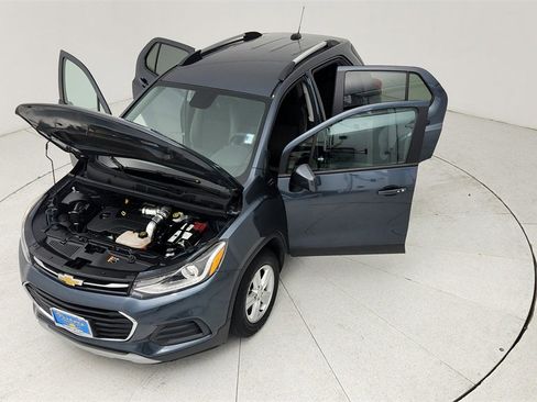 Used 2022 Chevrolet Trax LT w/ LT Convenience Package image 41