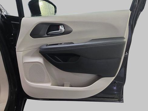 Used 2024 Chrysler Pacifica Touring-L image 12