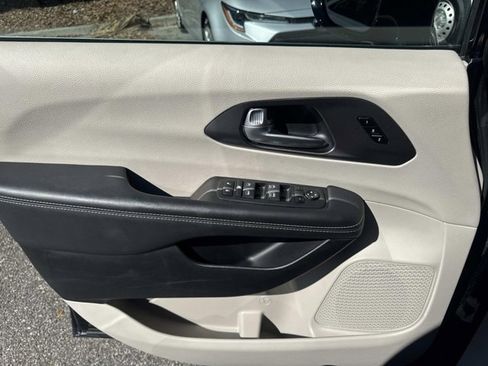 Used 2024 Chrysler Pacifica Touring-L image 7