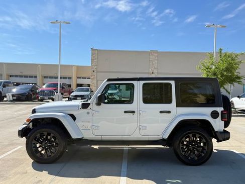 Used 2022 Jeep Wrangler Unlimited Sahara w/ Cold Weather Group AWD/4WD image 6