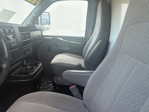 Used 2015 Chevrolet Express 4500 RWD image 10