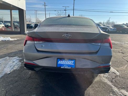 Used 2023 Hyundai Elantra SE w/ Preferred Accessory Package image 4
