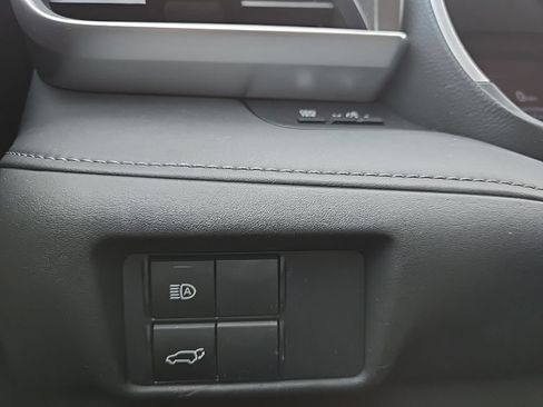 Used 2021 Toyota Highlander XLE AWD/4WD image 19