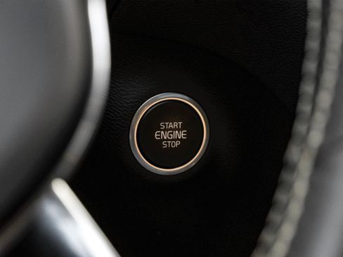 Used 2021 Volvo XC40 T4 R-Design image 21