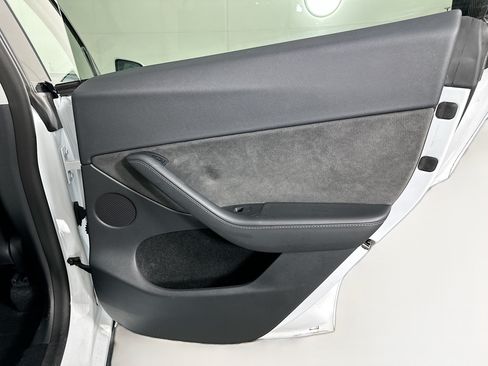 Used 2022 Tesla Model Y Long Range AWD/4WD image 29