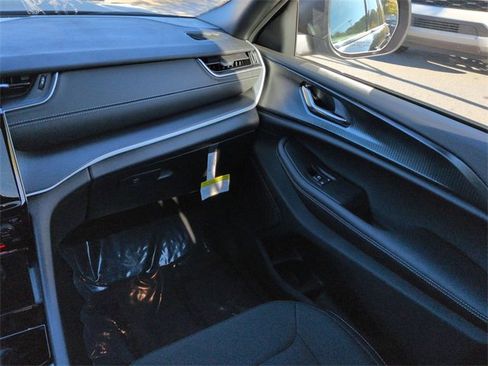 New 2025 Jeep Grand Cherokee Laredo X image 16