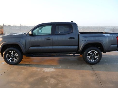Used 2019 Toyota Tacoma TRD Sport w/ Technology Package image 2