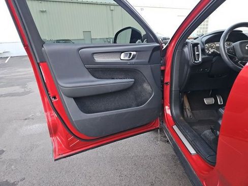 Used 2021 Volvo XC40 T5 R-Design w/ Advanced Package image 28