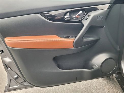 Used 2019 Nissan Rogue SL w/ Premium Package image 18