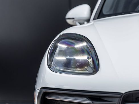 Certified 2023 Porsche Macan AWD/4WD image 17