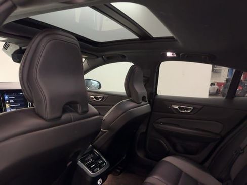 Used 2020 Volvo S60 T5 R-Design image 11