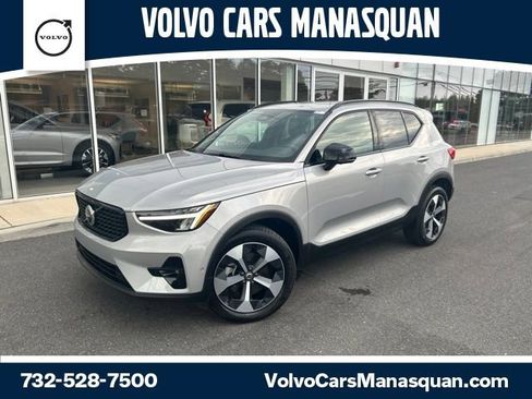 Certified 2025 Volvo XC40 B5 Plus AWD/4WD image 1