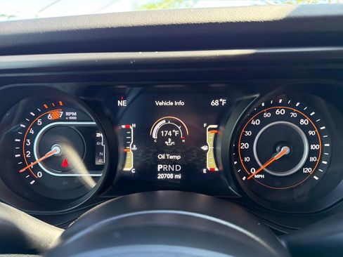Used 2025 Jeep Wrangler Unlimited Rubicon AWD/4WD image 17