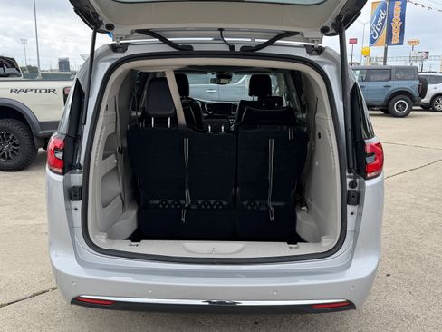 Used 2024 Chrysler Pacifica Limited FWD image 8