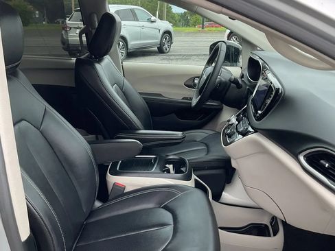 Used 2024 Chrysler Pacifica Touring-L FWD image 30