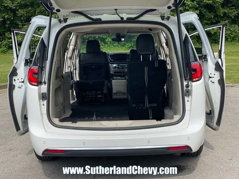 Used 2023 Chrysler Pacifica Touring-L FWD image 39