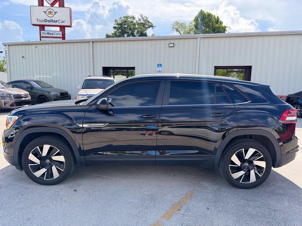 Used 2024 Volkswagen Atlas Cross Sport SE FWD image 2