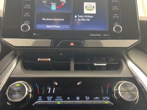 Used 2022 Toyota Venza XLE image 12