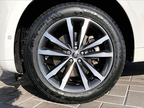 Certified 2025 Jaguar F-PACE R-Dynamic S AWD/4WD image 8